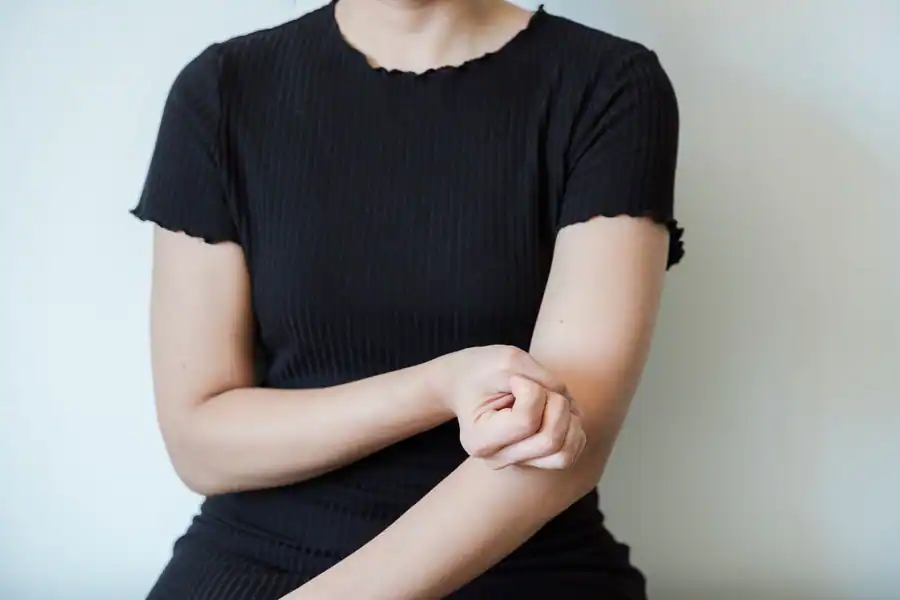 Koltuk Altı Kararması Nedenleri ve Doğal Yöntemler