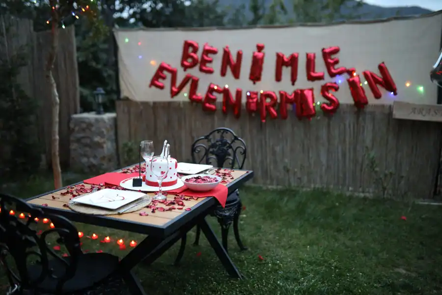 Outdoor romantic dinner setup in Sapanca, Türkiye with proposal decorations.